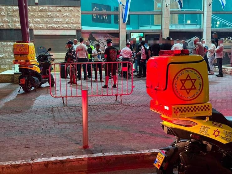 גבר בן 60 במצב קשה התמוטט בהופעה של גלי עטרי