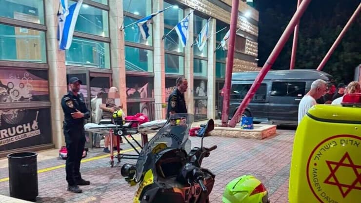 גבר בן 60 במצב קשה התמוטט בהופעה של גלי עטרי