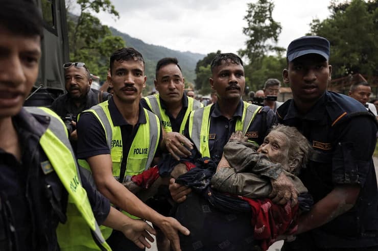 צילום: REUTERS/Navesh Chitrakar חילוץ אזרחים מההצפות בנפאל