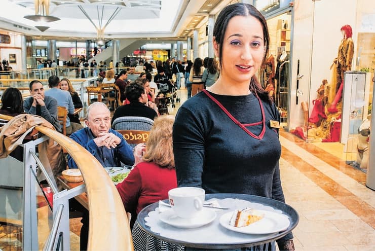 מלצרית בבית הקפה קפולסקי (צילום: שאול גולן) מלצרית בבית הקפה קפולסקי