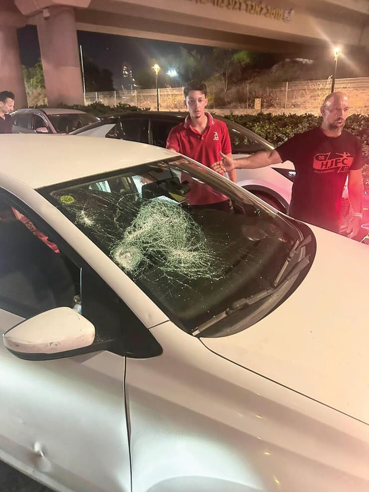 ניפוץ שמשת רכב של אוהדי הפועל ירושלים (צילום: פרטי) ניפוץ שמשת רכב של אוהדי הפועל ירושלים