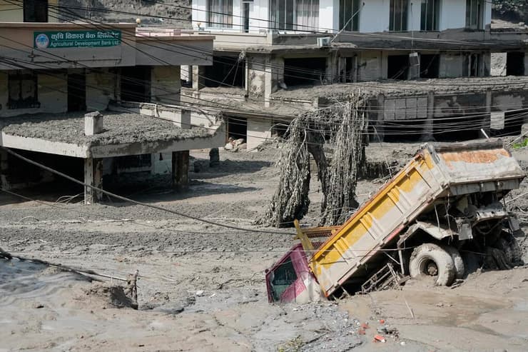 צילום: AP Photo/Niranjan Shrestha הצפות בנפאל