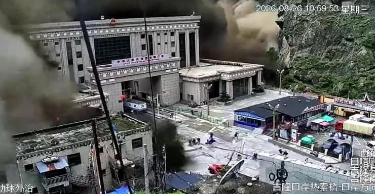 התיעוד ממעבר הגבול ג'ירונג: זרם המים פוגע במעבר, עוקף אותו, ובתוך שניות קובר אנשים, אוטובוסים ומכוניות. הבריחה נראית חסרת סיכוי נפאל אסון שיטפון שיטפונות הצפות ליד גבול טיפט רגע הגעת המים