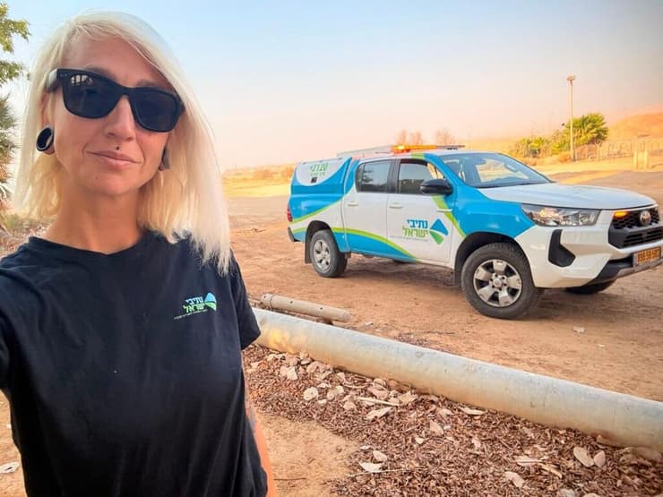 אוקסנה דבורקין  עברה להתגורר ב ערבה והאישה הראשונה ב צוות ה סיירים  מחלצת נהגים בדרכם ל אילת 
