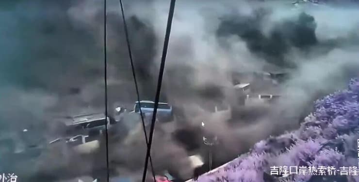 נפאל שיטפון שיטפונות הצפות גבול טיבט תושבים מזהים את המים מתקרבים ומנסים לברוח