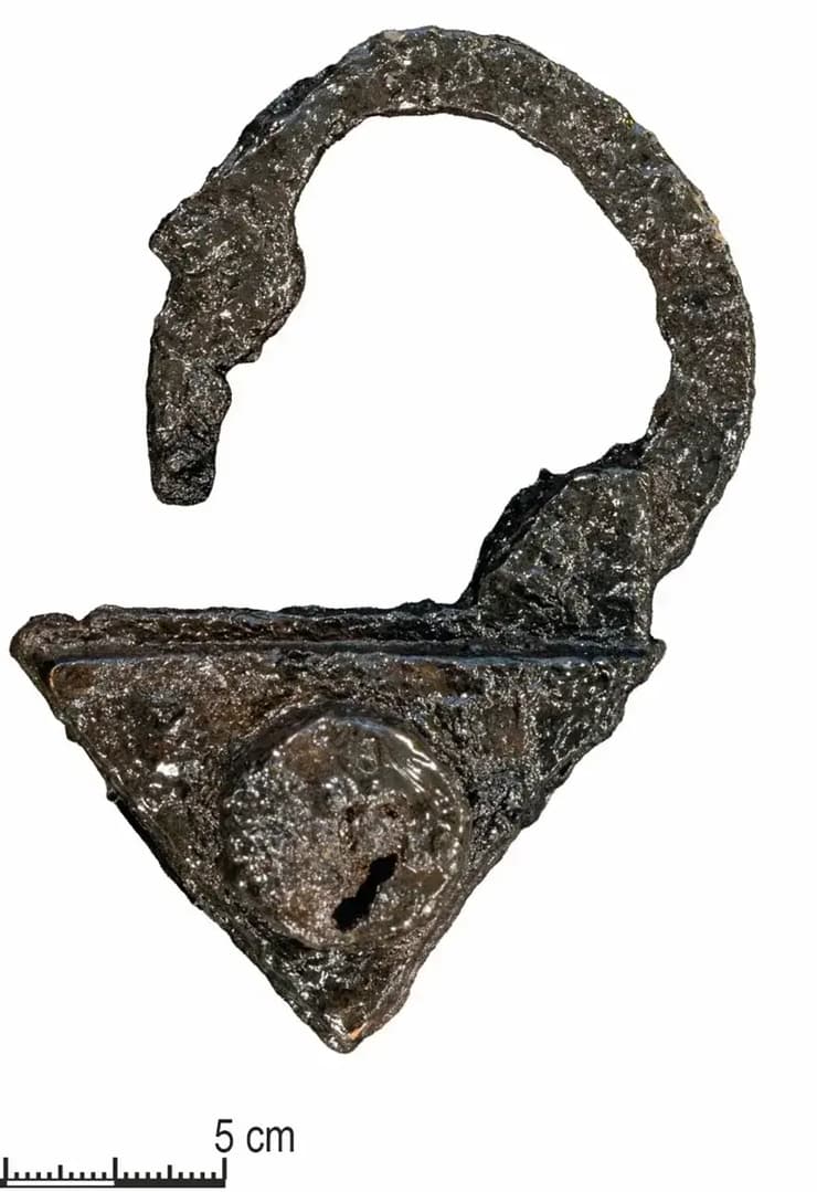 המנעול המשולש שחובר לכף רגלה השמאלית של זוסיה (צילום: Łukasz Czyżewski) המנעול המשולש שחובר לכף רגלה השמאלית של זוסיה
