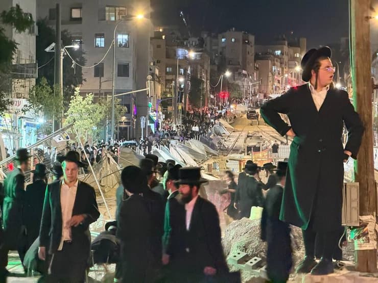 הפגנת חרדים והרס הגדרות של הרכבת הקלה בירושלים
