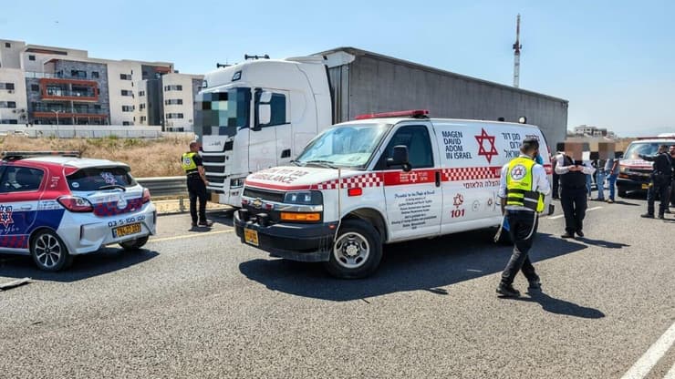 נהג משאית בן 54, עצר בשול, ירד לכביש ונדרס עי רכב חולף