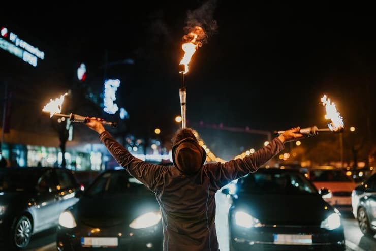 אמן רחוב מלהטט עם לפידים. יש לדרוש מעצמנו וממנהיגינו לא לשלוף מהמותן (צילום: Zamrznuti Tonovi / Shutterstock) אמן רחוב מלהטט עם לפידים