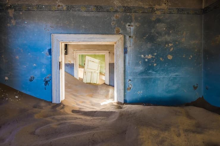יופי בלתי צפוי (צילום: javarman / shutterstock) בית נטוש שנבלע בחולות בעיירת הרפאים קולמנסקופ, נמיביה