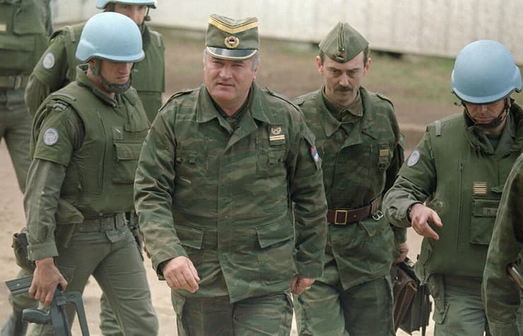 מלאדיץ' בנמל התעופה של סראייבו ב-1993. כוחותיו צרו על העיר והפגיזו אותה יום אחרי יום (צילום: AP Photo/Michael Stravato, File) סרביה בוסניה יוגוסלביה רטקו ראטקו מלאדיץ' מלאדיץ' ב נמל התעופה של סראייבו 1993
