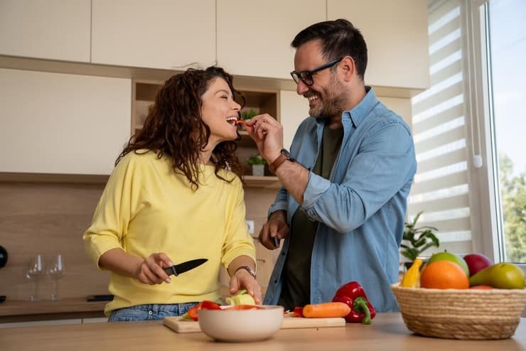 ארוחה משותפת היא הרבה יותר מאכילה. היא יוצרת הזדמנות לשיחה, לשיתוף ולתחושת קרבה (צילום: Shutterstock) ארוחה משותפת, ארוחה זוגית, זוג