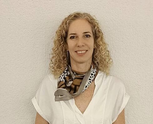 עו"ד שירי רום: "חוסר האונים - גם בזמן ביצוע העבירה שאת מרומה, וגם אחר כך - שאף אחד לא שואל אותך ונופלת המשטרה. בבית המשפט את מחליטה - לוקחת שליטה. היא העידה, וזה נתן המון כוח והעצמה" עו"ד שירי רום - סגנית מנהל מחלקת הסייבר בפרקליטות המדינה