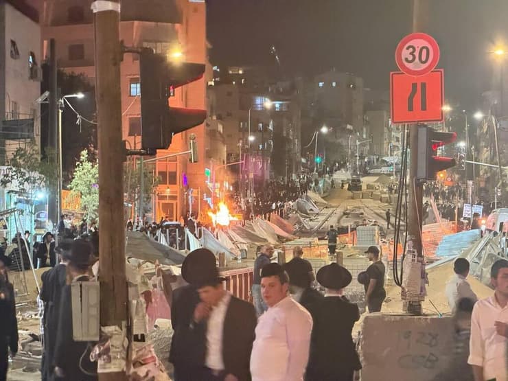 הפגנת החרדים בירושלים חרדים הציתו מתקני קרטונים סמוך לגדרות הרכבת הקלה