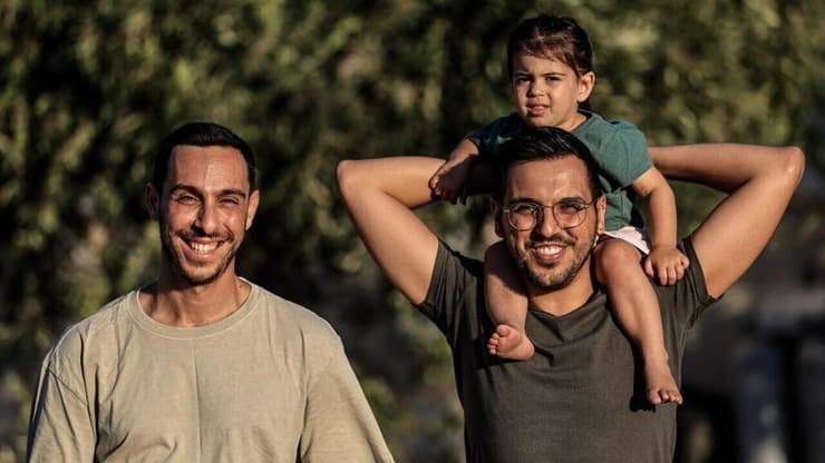 רוצים אח לפלג הקטנה. ליאור ואוהד בן שבת מקיבוץ בית ניר (צילום: צפריר אביוב) ליאור בן שבת ובן זוגו אוהד עם בתם פלג