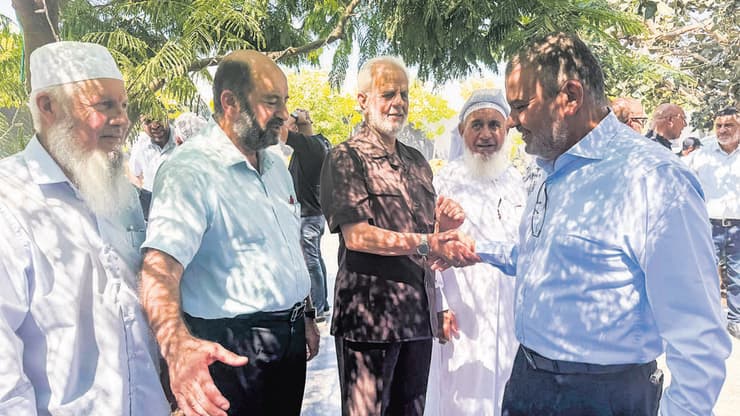 ח"כ ואליד טאהא (מימין) לוחץ יד לאיברהים צרצור ח"כ ואליד טאהא (מימין) לוחץ יד לאיברהים צרצור