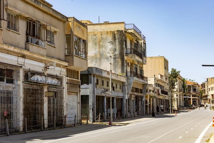 רחובות שוממים (צילום: Resul Muslu / shutterstock) מבט על המבנים הנטושים בוורושה שבפמגוסטה, צפון קפריסין
