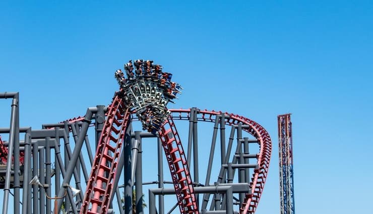 רכבת ההרים X2 בפארק השעשועים Six Flags Magic Mountain בקליפורניה (צילום: Robert V Schwemmer / shutterstock) רכבת הרים X2 בפארק השעשועים Six Flags Magic Mountain בקליפורניה
