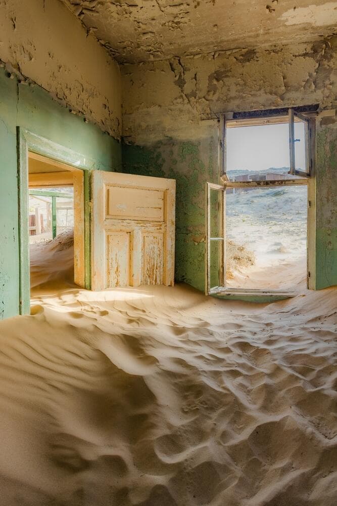 צילום: chris piason / shutterstock בית נטוש שנבלע בחולות בעיירת הרפאים קולמנסקופ, נמיביה