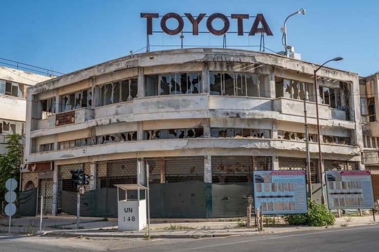 בניין טויוטה בעיר הנטוש (צילום: feelthedrone / shutterstock) העיר הנטושה ורושה בפמגוסטה שבצפון קפריסין, המכונה בטורקית "קפאלי מאראש"