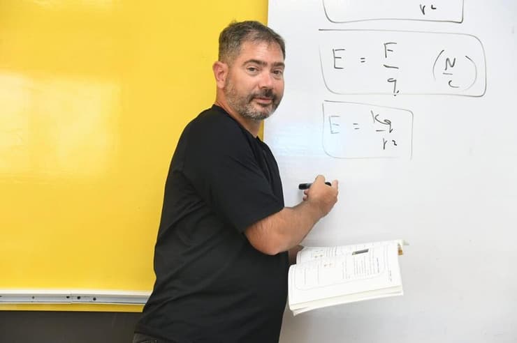 בר. "הטרגדיה תהיה שלא אוכל יותר ללמד" (צילום: הרצל יוסף) ליאור בר, מורה ומחנך לפיזיקה מירוחם, מתמודד עם מחלת הפרקינסון