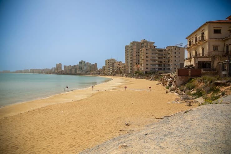 הבניינים הנטושים מול הים (צילום: dr.haris / shutterstock) ורושה בפמגוסטה, קפריסין. אזור הנופש המשגשג לשעבר עומד כיום נטוש בחלקו, עם מבנים מתפוררים לאורך החוף