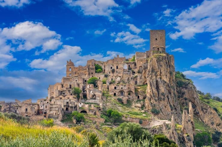 ברוכים הבאים לקרקו (צילום: Ivo Antonie de Rooij / shutterstock) מבט על עיירת הרפאים הנטושה קרקו שבאיטליה