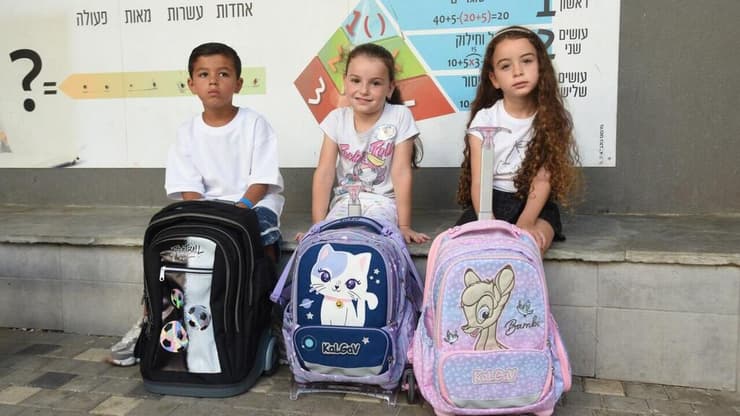 מימין: אביגיל, תמר ואריאל. "אימא אהבה מאוד את השם" (צילום: אביהו שפירא) אביגיל פישביין תמר פחימה ואריאל חיים ליבמן, עולים לכיתה א'