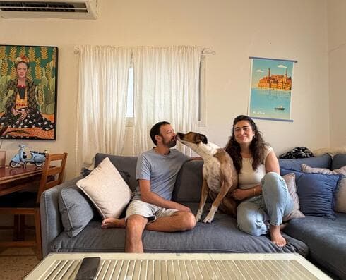 ״אנחנו לא פה לחיות את המרדף. מה זה ייתן אם הוא יעבוד כל יום מהבוקר עד הערב ונגיע עם הלשון בחוץ ולראות אחד את השני רק בסופי שבוע? צריך לחיות עכשיו כשיש לנו כוח ואנרגיה ואנחנו יכולים" (צילום: אסי חיים) משפחת צוריאל - על הספה