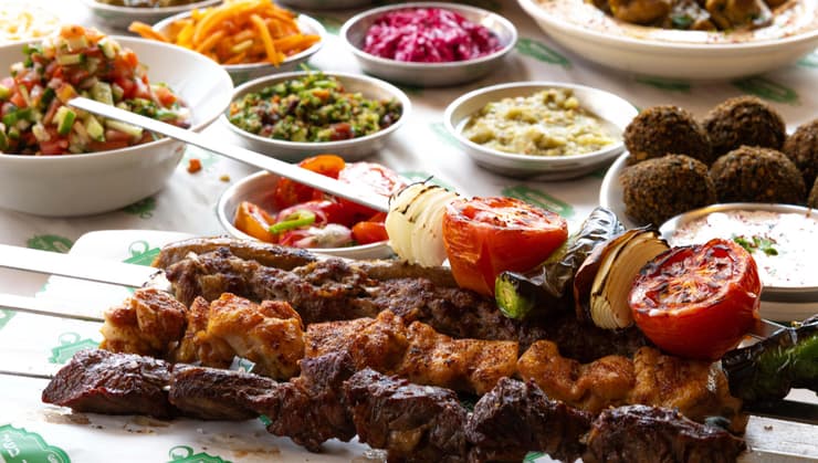 עובד בעיר (צילום: יובל חן) עובד בעיר