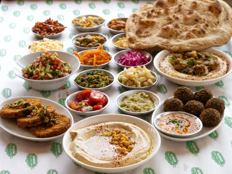 כן, גם תירס במיונז. פתיחת שולחן בעובד (צילום: יובל חן) עובד בעיר