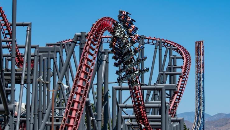 רכבת ההרים X2 בפארק השעשועים Six Flags Magic Mountain בקליפורניה (צילום: Robert V Schwemmer / shutterstock) רכבת הרים X2 בפארק השעשועים Six Flags Magic Mountain בקליפורניה