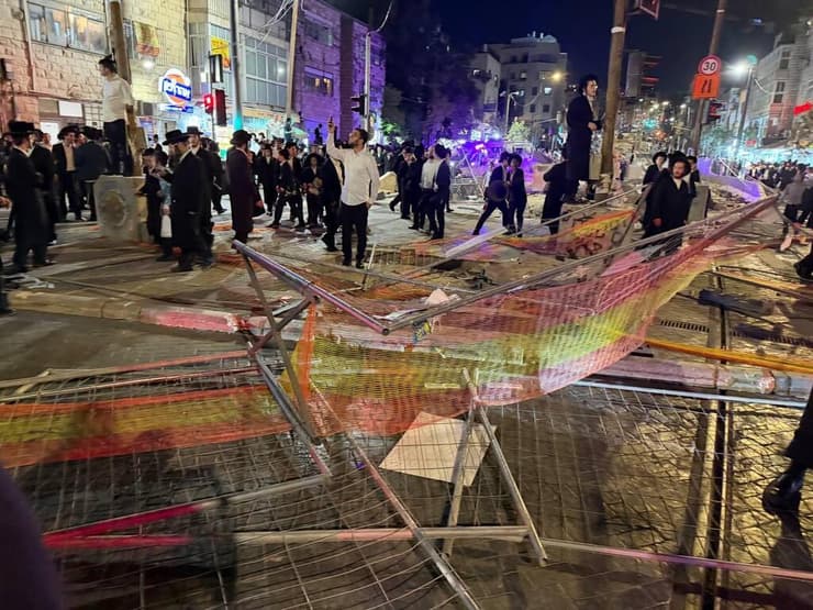 הפגנת חרדים והרס הגדרות של הרכבת הקלה בירושלים