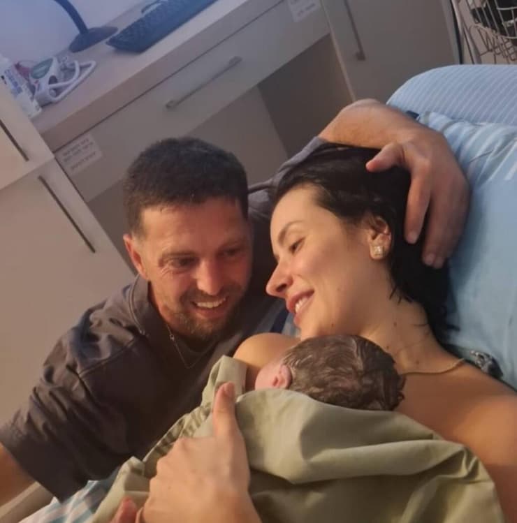 אחות קטנה לראם. אלקנה ורבקה עם הבת הקטנה (צילום: מתוך עמוד האינסטגרם של אלקנה בוחבוט) פחות משנה אחרי שחזר מהשבי נולדה לאלקנה בוחבוט בת