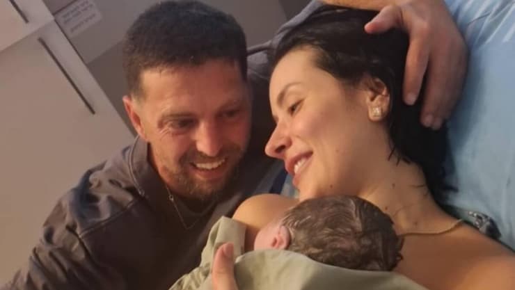 פחות משנה אחרי שחזר מהשבי נולדה לאלקנה בוחבוט בת (צילום: מתוך עמוד האינסטגרם של אלקנה בוחבוט) פחות משנה אחרי שחזר מהשבי נולדה לאלקנה בוחבוט בת