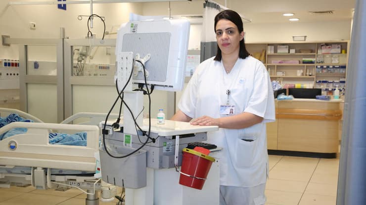 "אני כל כך אוהבת את מה שאני עושה, ואוהבת להיות שם בשביל המטופלים, ואוהבת לעזור להם". האחות ירדן כהן (צילום: ריאן פרויס) האחות ירדן כהן, פנימית ה' בית החולים איכילוב תל אביב