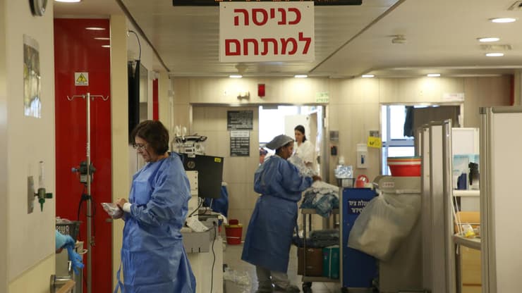 לא שוכחות את האנושיות, גם תחת עומס. פנימית ה' בבית החולים איכילוב (צילום: ריאן פרויס) פנימית ה' בית החולים איכילוב תל אביב