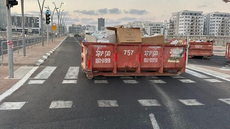 המכולות שהוצבו בכניסה לשכונה פינוי חסימה בשכונת הסופרים בבני ברק