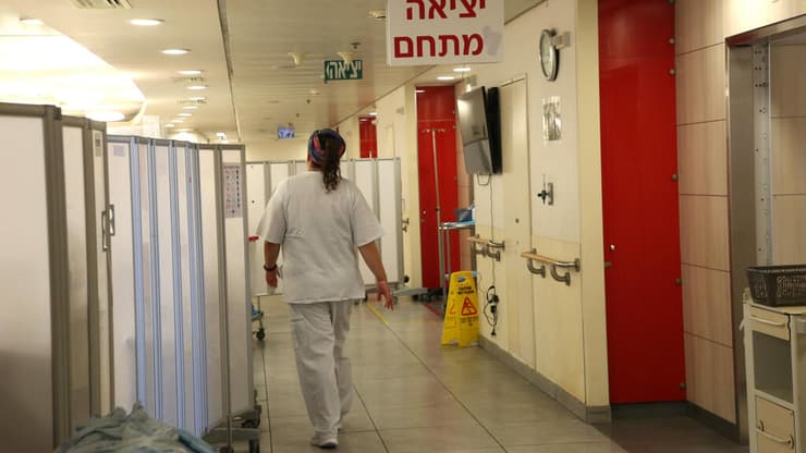"את ממשיכה לחשוב על העבודה גם אחרי, אפילו בלילה את קמה פתאום ונזכרת שלא עשית או לא מילאת את הדברים" (צילום: ריאן פרויס) פנימית ה' בית החולים איכילוב תל אביב