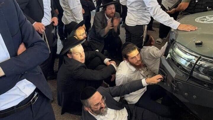 עימותים בין כוחות הביטחון למפגינים שהגיעו למחות על מעצר עריק חרדי במחסום עופר. (צילום: דוברות ישראל ביתנו) עימותים בין כוחות הביטחון למפגינים שהגיעו למחות על מעצר עריק חרדי במחסום עופר.
