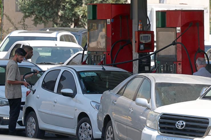 ב-2019 הדלק הוציא לרחובות המונים. תורים לתחנות בטהרן, השבוע (צילום: AFP) תורים לתחנת דלק בטהרן