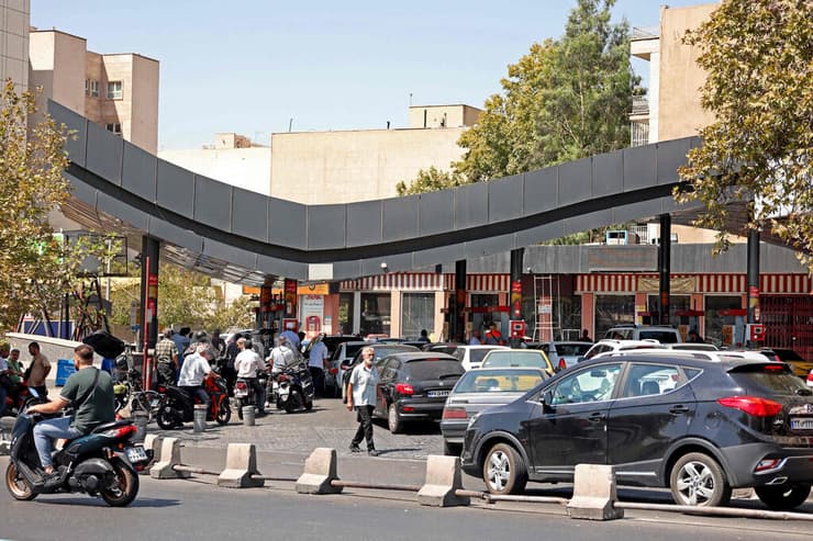 תורים לתחנת דלק בטהרן