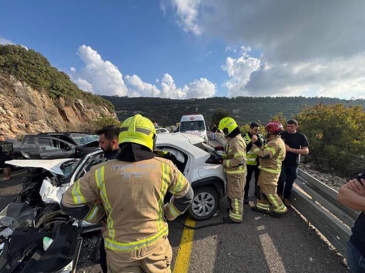 זירת התאונה בגליל (צילום: כב"ה מחוז צפון) זירת התאונה הקשה בין 2 כלי רכב בכביש 854 בסמוך ללפידות