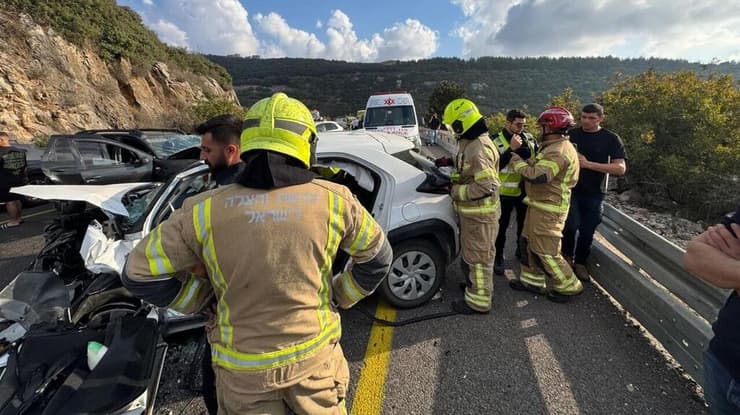צוותי כבאות והצלה בזירה סמוך ללפידות (צילום: כב"ה מחוז צפון) זירת התאונה הקשה בין 2 כלי רכב בכביש 854 בסמוך ללפידות