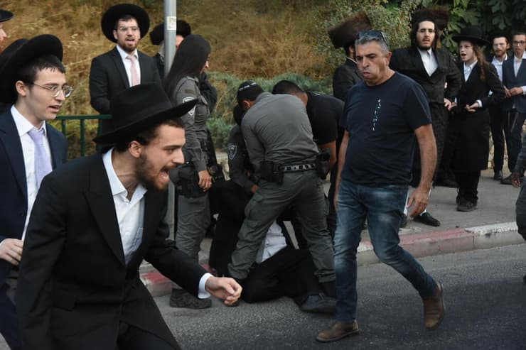 ההפגנות בצפת, בשבת האחרונה. אצל החילונים יש מי שמשוכנעים: "המצב רק הולך ומחמיר וההפגנות יתעצמו" (צילום: אביהו שפירא) התפרעות חרדים בצפת