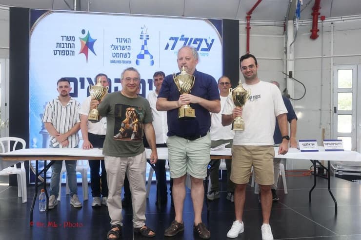 סמירין (במרכז) עם הגביע (צילום: מארק ליפשיץ) סמירין (במרכז) עם הגביע