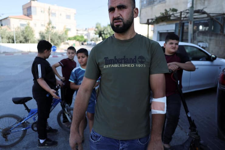 בעל הבית בקוסרה: "היינו נצורים. בהתחלה היו שישה מתנחלים, ואז הם הפכו ליותר מ-70" (צילום: Ammar Awad/Reuters) בעל הבית בקוסרה