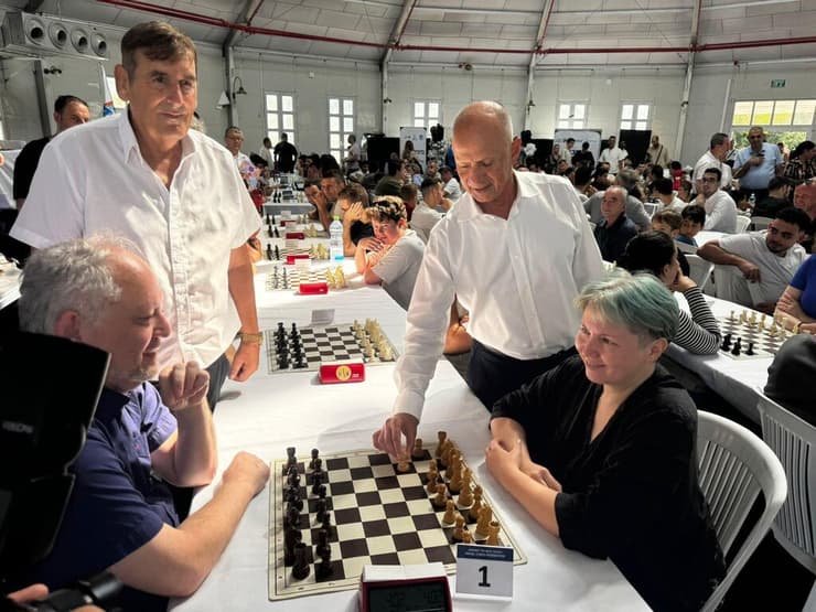 אבי אלקבץ וד"ר צביקה ברקאי מתכבדים במהלך הראשון בתחרות (צילום: מארק ליפשיץ) אבי אלקבץ וד"ר צביקה ברקאי מתכבדים במהלך הראשון בתחרות