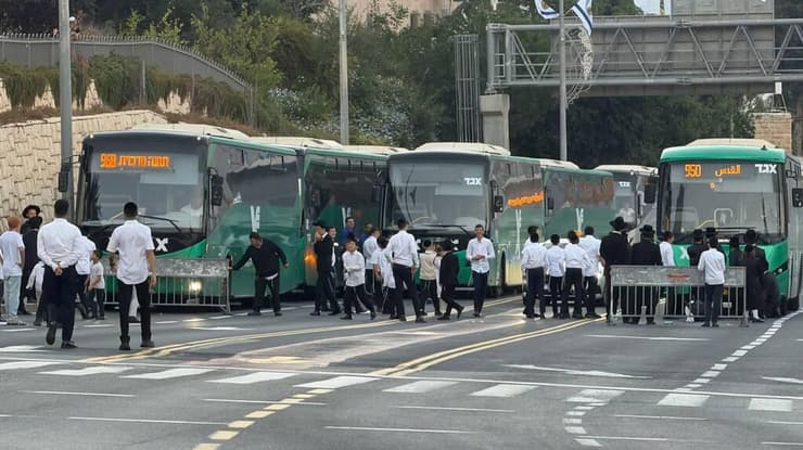 האוטובוסים בכניסה לירושלים (צילום: לירן תמרי) אוטובוסים תקועים על ידי המפגינים, מדובר בקווים של אגד שמגיעים מהצפון לירושלים