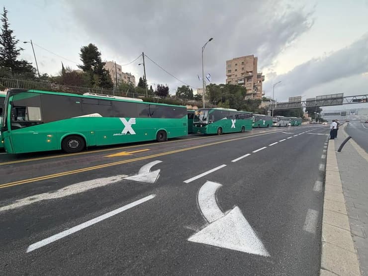 צילום: לירן תמרי אוטובוסים תקועים על ידי המפגינים, מדובר בקווים של אגד שמגיעים מהצפון לירושלים